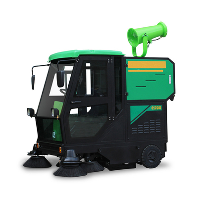 Industrielle Straßenreinigung mit dem DQS20 Ride On Road Sweepper und der Nebelkanone erleichtert